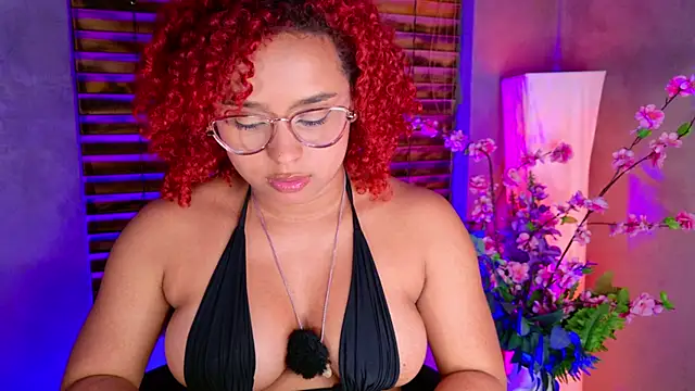 lara_curly webcam