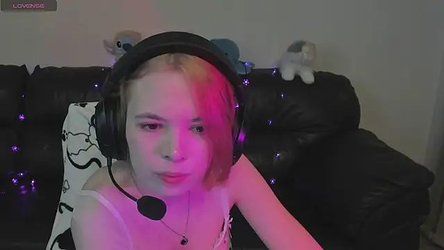 LinneaChan live cam on StripChat