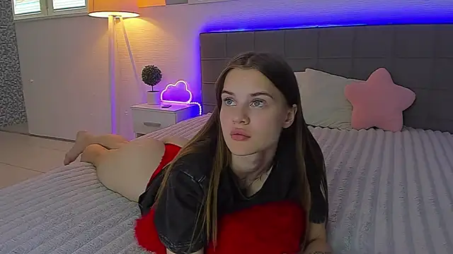 LuisaClover live cam on StripChat