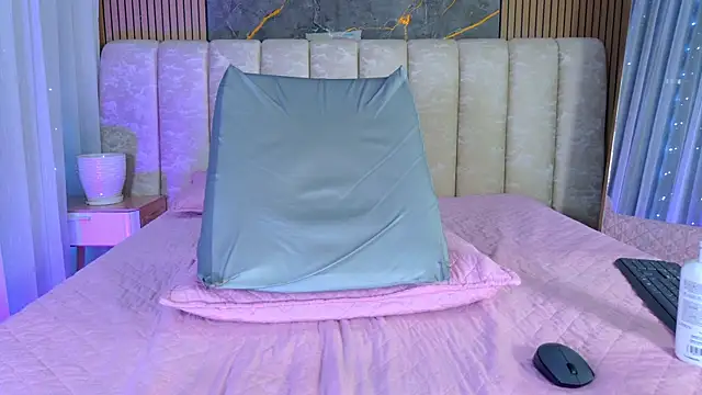 mia_scot webcam