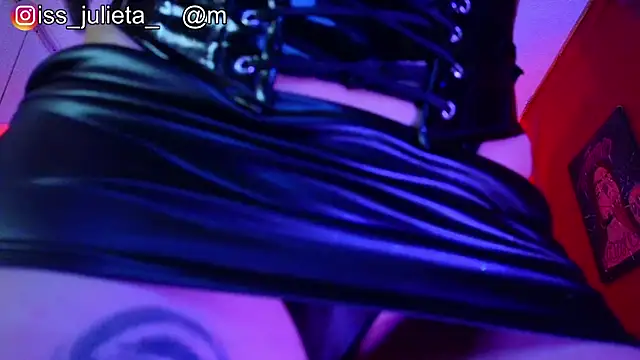 Julieta_Russell live cam on StripChat