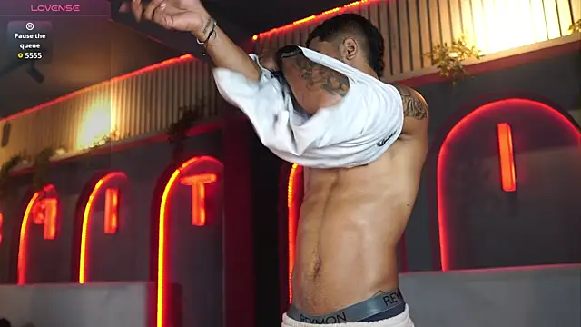 reik_vonn (M young) - 💣naked x 3min + flex biceps x5💣