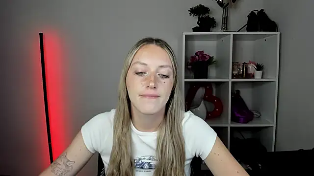 EvelynBlond webcam
