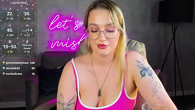 Viickie_Nelsson live cam on StripChat