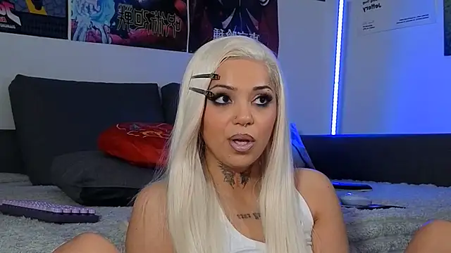 KiraQuinn1 live cam on StripChat