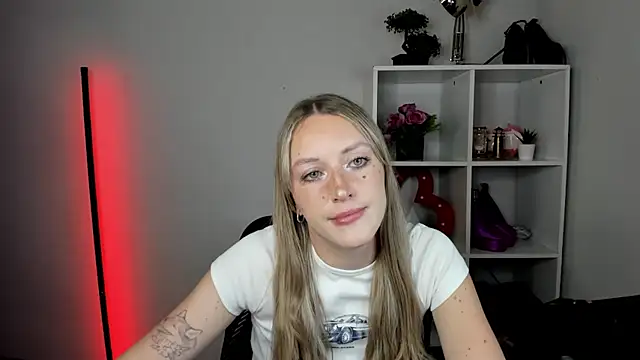 EvelynBlond live cam on StripChat