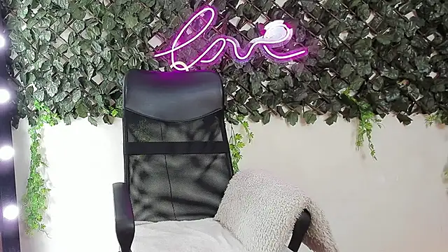 DestinyHills live cam on StripChat