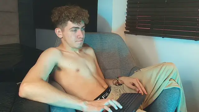 Tyler_Mcrey live cam on StripChat