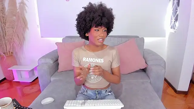 NaomiSaenz_ webcam