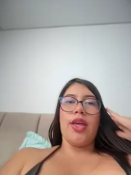 Saracalderon live cam on StripChat