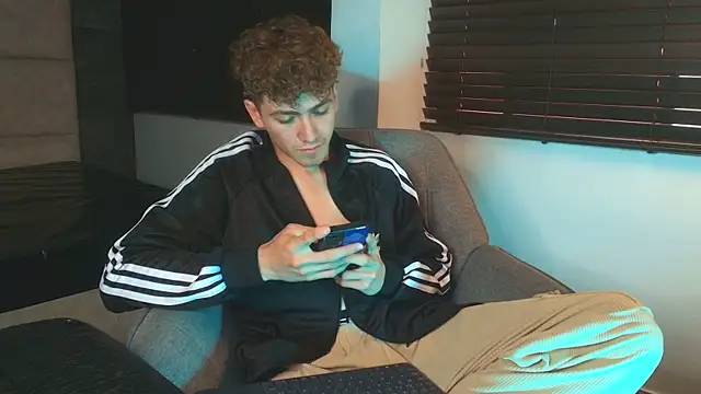 Tyler_Mcrey live cam on StripChat