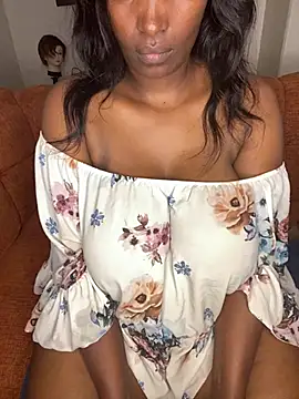Naughty-sonia2 live cam on StripChat