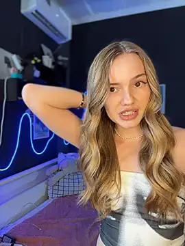 MilaMoone live cam on StripChat