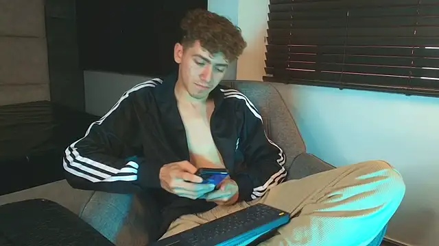 Tyler_Mcrey live cam on StripChat