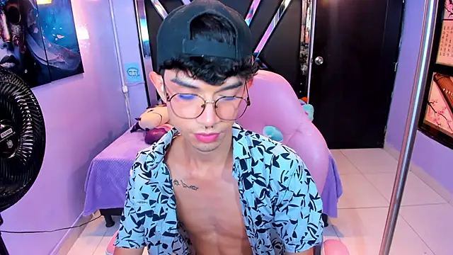 LiamHeatx live cam on StripChat