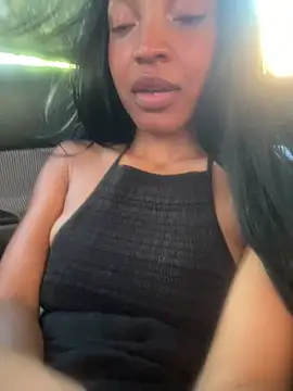Queenkimi777 live cam on StripChat