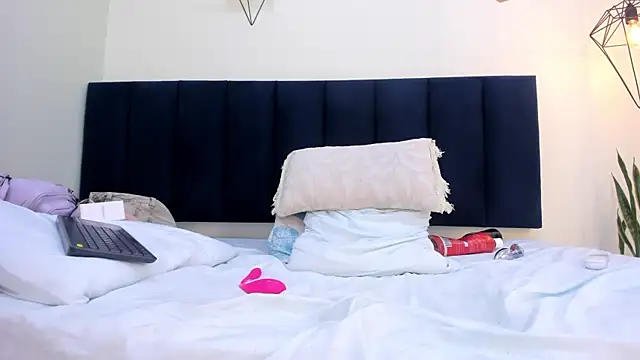 mayaevansmg live cam on StripChat