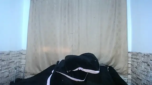Bicky_25 live cam on StripChat