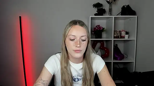 EvelynBlond live cam on StripChat