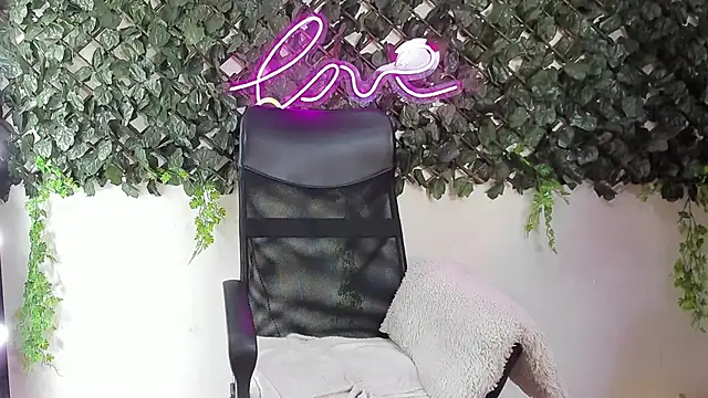 DestinyHills live cam on StripChat