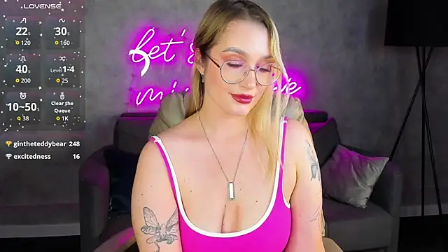 Viickie_Nelsson live cam on StripChat