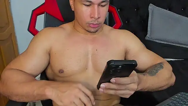 tyler_hank01 live cam on StripChat