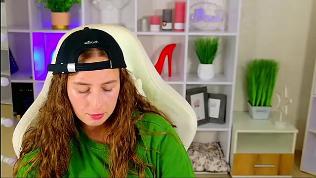 nadinnl (F young) - Every token brings me closer to my dream