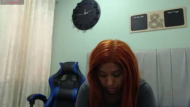 Kitty_summer live cam on StripChat