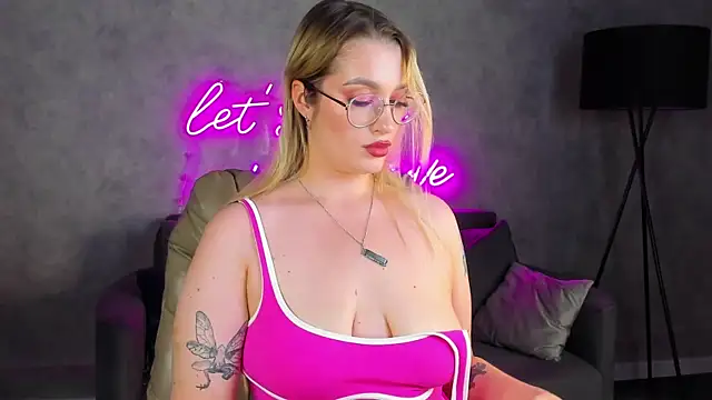 Viickie_Nelsson live cam on StripChat