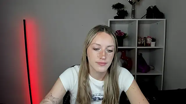 EvelynBlond live cam on StripChat