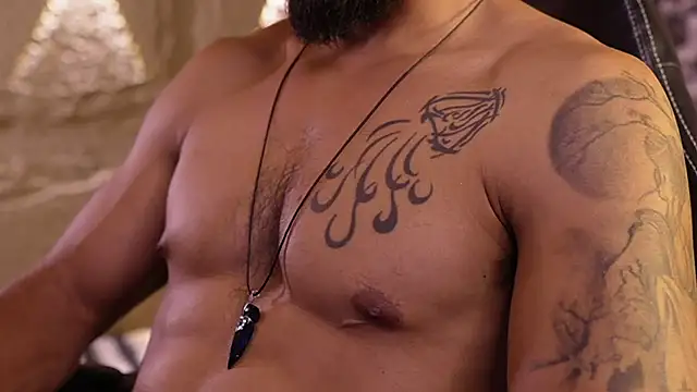 DannSaenz live cam on StripChat