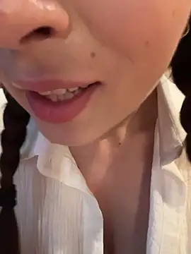holly_play (F young) - finger fuck in store among people