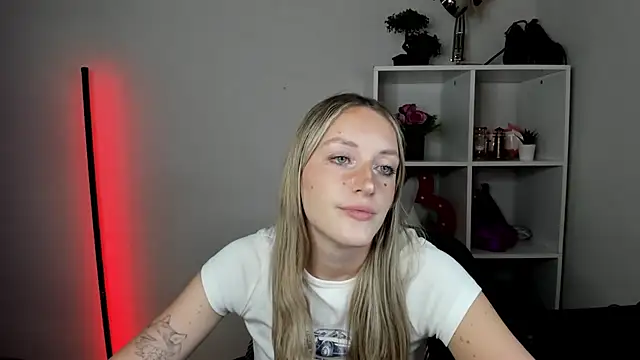EvelynBlond live cam on StripChat