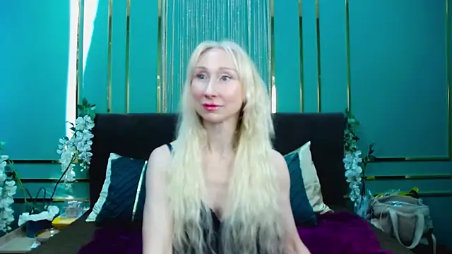 kissdreamm (F mature) - Smear the chest with cream