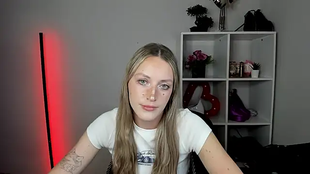EvelynBlond webcam