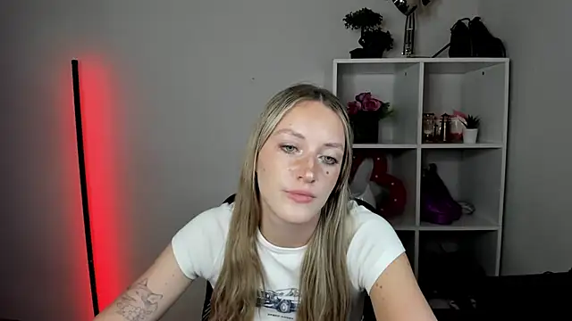 EvelynBlond webcam
