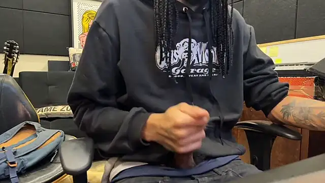 faveladaddycum (M young) - naked cumshot