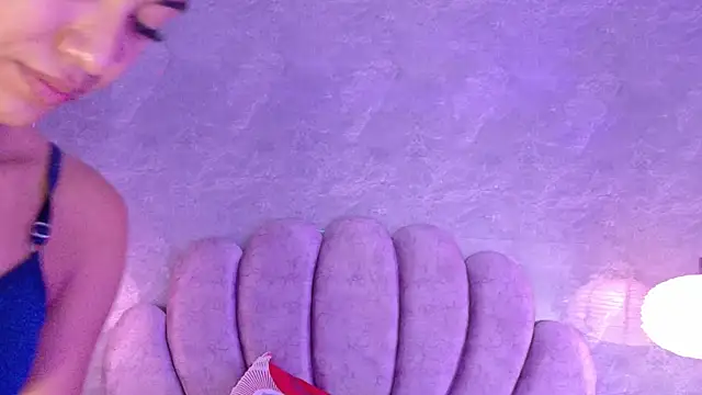 Bella-Sanders live cam on StripChat