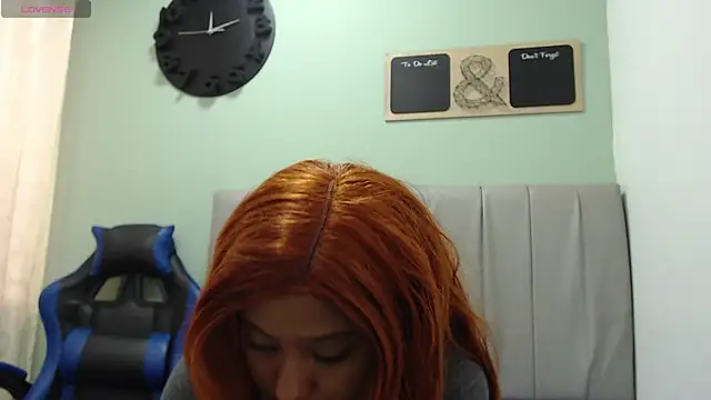 Kitty_summer live cam on StripChat
