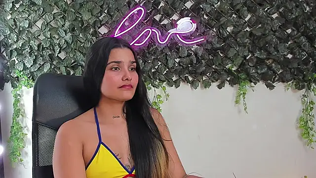 DestinyHills live cam on StripChat