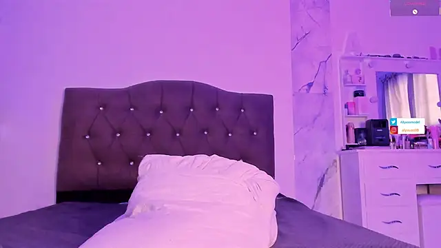 alysson_18 live cam on StripChat