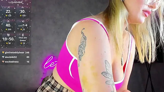 Viickie_Nelsson live cam on StripChat