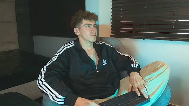 Tyler_Mcrey live cam on StripChat