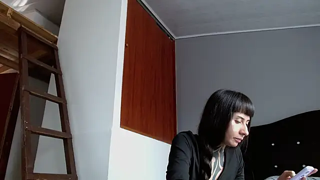Emilia_1995 live cam on StripChat