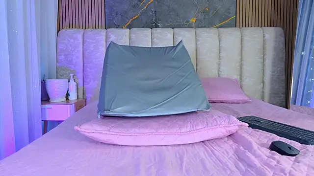 mia_scot webcam