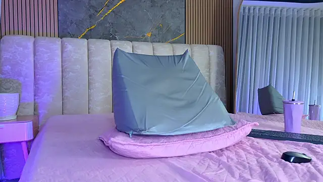 mia_scot webcam