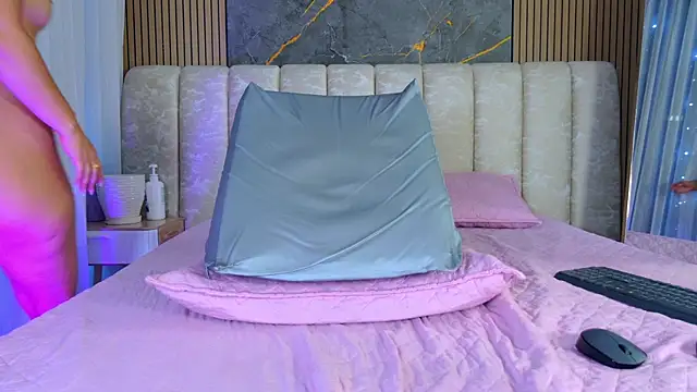 mia_scot webcam