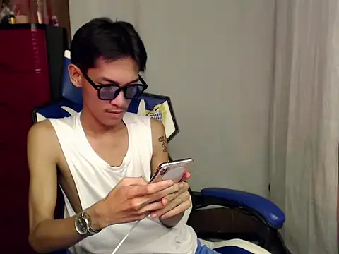 riks_tyler (Ask my age) - reach my goals to get me naked and cum