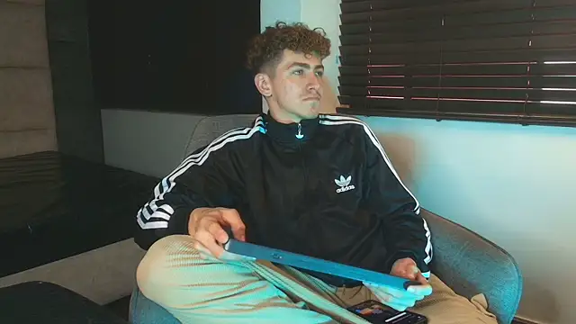 Tyler_Mcrey live cam on StripChat