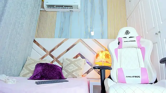 MiaDiamont live cam on StripChat